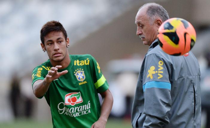 O técnico Felipão observa Neymar durante o treino da Seleção: mistério na escalação (Vanderlei Almeida/France Press)