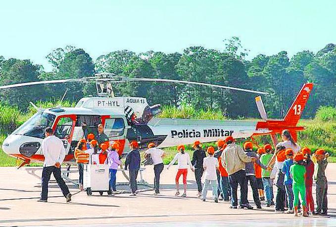 Crianças conhecem os equipamentos de segurança do helicóptero Águia, da PM (Divulgação)