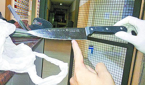 Polícia apreendeu faca usada por Araújo para agredir mulher (Reprodução)