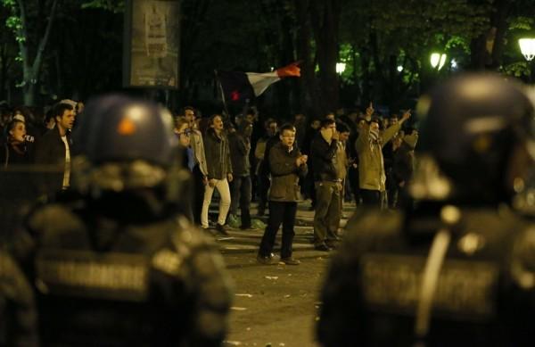 Policiais tentam conter manifestantes que defendem casamento homossexual na França (France Press)