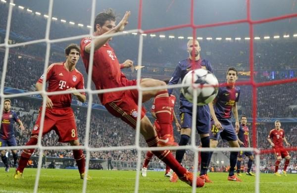 Mario Gomez chuta para marcar o segundo gol do Bayern de Munique na partida: perto da final (France Press)