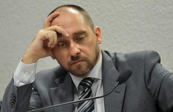 O ministro-chefe da Advocacia-Geral da União (AGU), Luís Inácio Adams, disse que aguardará a análise dos recursos dos condenados no processo do mensalão no Supremo Tribunal Federal (Agência Brasil)