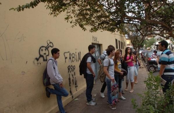 Alunos do Otoniel Mota, no Centro, foram dispensados das aulas: braços cruzados (Sérgio Masson/AAN)