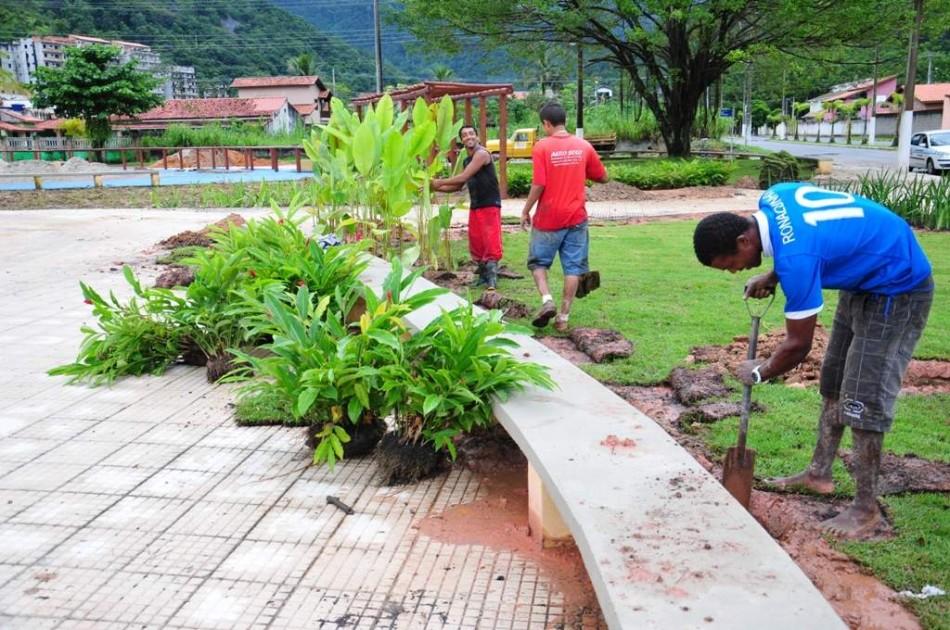 Funcionários dão últimos retoques em praça sensorial de Caraguatatuba (Divulgação)