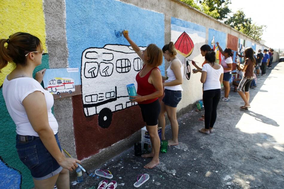 Alunos e professores da EE Professor Luiz Gonzaga da Costa pintam muro (César Rodrigues/AAN)