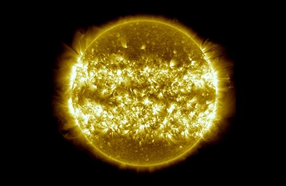 Esta imagem é uma composição de 25 imagens do Sol separadas, abrangendo o período de 16 de abril de 2012, a 15 de Abril de 2013 (Divulgação/Nasa)