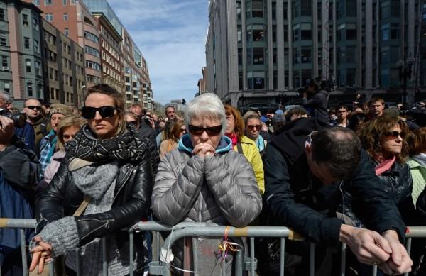 População de Boston durante o minuto de silêncio em homenagem às vítimas das explosões na maratona (France Press)