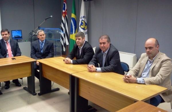 Presidente da Ponte Preta Márcio Della Volpe (E), Jonas Donizete (C) e Álvaro Negrão (D) durante reunião na Prefeitura (Douglas Fonseca/AAN)