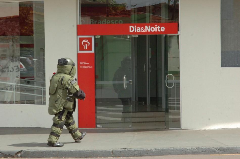 Policial do Gate entra em agência bancária onde estava a massa plástica (Sérgio Masson/AAN)