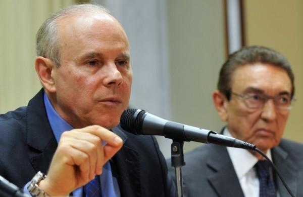Os ministros da Fazenda, Guido Mantega, e de Minas e Energia, Edison Lobão, anunciam uma série de incentivos para produtores de álcool combustível e a indústria química (Agência Brasil)