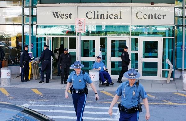 Policiais fazem guarda em frente ao Centro Médico Beth Israel, em Massachussets, onde suspeito de atentado está internado (France PRess)
