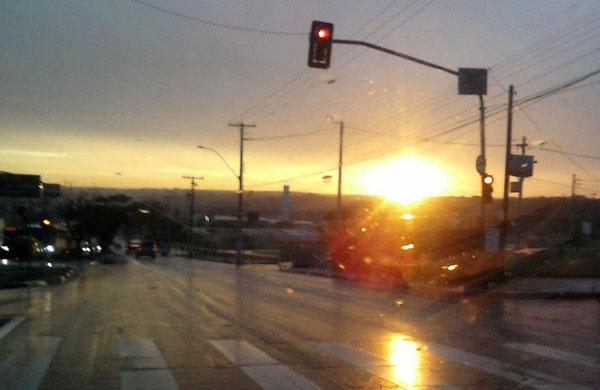 Por do Sol em um dia de chuva (João Ricardo/Foto do Leitor)