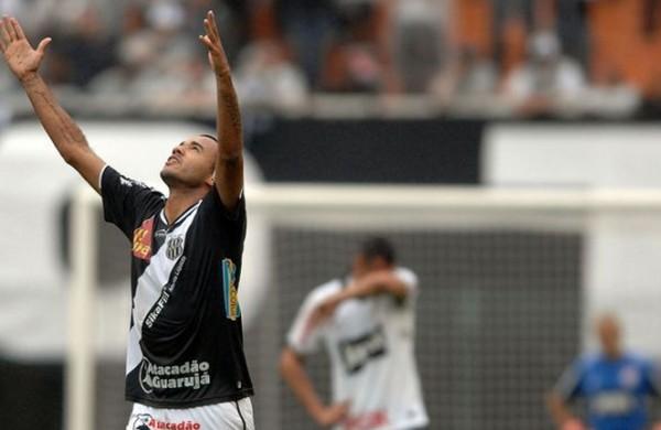 Roger da Ponte Preta comemora gol nas quartas de final do Paulistão 2012 (Cedoc/RAC)