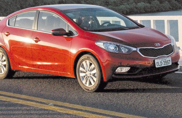 Mais longo e achatado do que a geração anterior, novo Kia Cerato ganhou visual futurista (Divulgação)