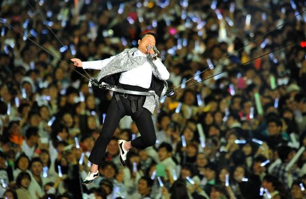 Cantor sul-coreano, Psy durante apresentação em Seul (France Press)