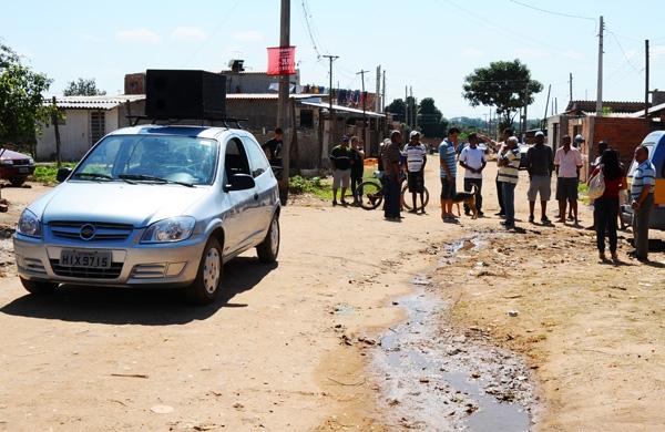 Manifestação pelas ruas do bairro por causa da falta de infraestrutura (Elcio Alves/AAN )