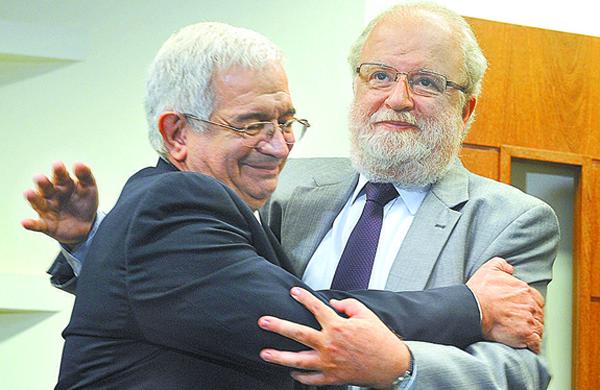 Fernando Ferreira Costa, que deixa a reitoria, e José Tadeu Jorge, o novo reitor, se abraçam na posse (Dominique Torquato/AAN)