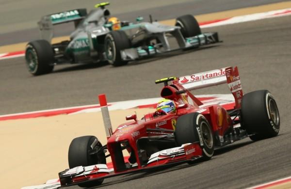 Felipe Massa segue na frente de Lewis Hamilton em treino do GP de Bahrein (France Press)