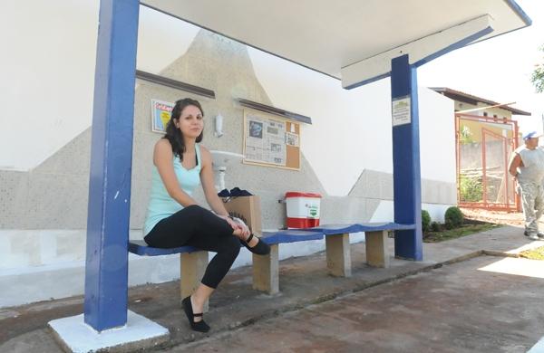Dolores Assaritti aguarda ônibus em ponto reformado em estilo "sala de estar" (Edu Fortes/AAN)