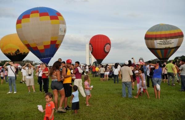 Dezenove balões, com pilotos de vários estados, colorem o céu da capital  (Antonio Cruz/ABr)