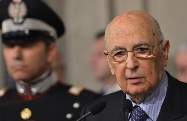 Giorgio Napolitano (D) foi eleito à presidência da Itália neste sábado  (France Press)