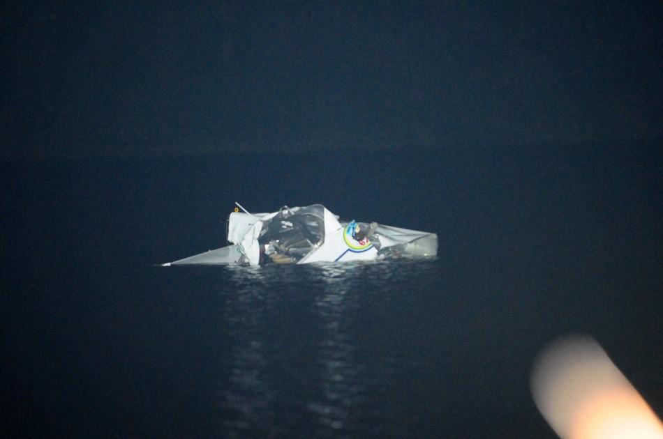 Imagens da aeronave parcialmente submersa em lagoa localizada na cidade de Cosmópolis (Elcio Alves/AAN)