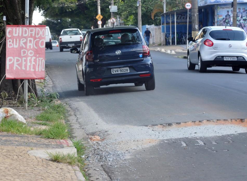 Cartaz alerta motoristas para buraco no meio da rua (Dominique Torquato/AAN)