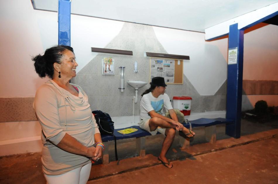 Ponto de ônibus, que antes estava cheio de lixo, hoje parece uma sala de espera, com flores, revistas e água potável (Edu Fortes/AAN)