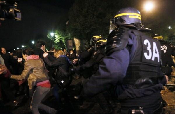 Policiais franceses fazem detenções em protestos nas ruas de Paris (France Press)