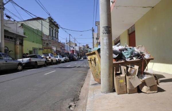 Rapaz teve óculos roubados e perseguiu suspeito com seu carro até prensá-lo contra caçamba  19/04/2013 - 13h16 | Luís Augusto luis.almeida@gazetaderibeirao.com.br t  Foto: Sérgio Masson/Gazeta de Ribeirão  Caçamba onde rapaz morreu prensado por veículo, na Rua General Osório (Sérgio Masson/Gazeta de Ribeirão)