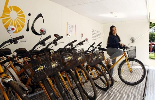 A caloura Taís Renata Ávila Silva com bicicleta na Unicamp: sistema de empréstimo será informatizado e ganhará mais dez bikes (César Rodrigues/AAN )