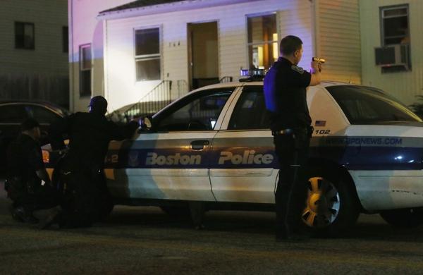 Policiais cercam local onde atirador iniciou os disparos, em Boston (France Press)