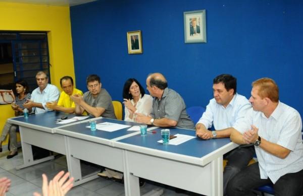 Célia Leão, reeleita presidente, à mesa com lideranças do PSDB: deputada foi aplaudida em evento que não contou com os descontentes (Camila Moreira/AAN )