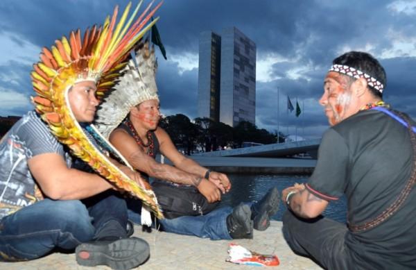 Índios fazem manifestação em frente ao Palácio do Planalto (Agência Brasil)