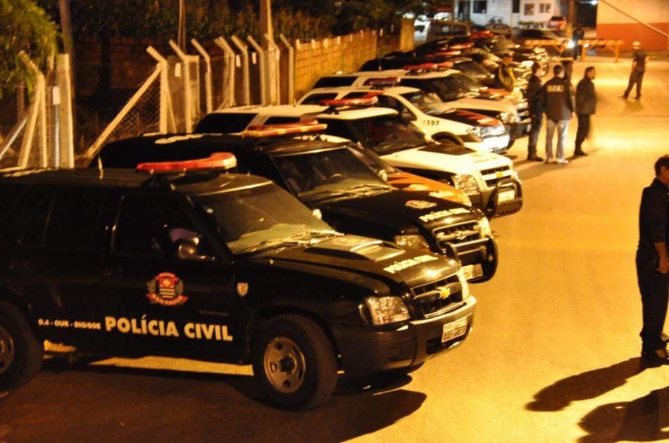 Policiais civis e militares em operação que culminou na prisão de 27 pessoas (Divulgação)
