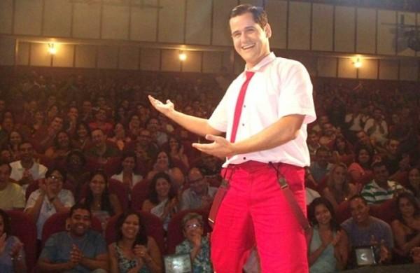 O humorista Wagner Trindade na apresentação de seu stand up 'Comédia Show' (Divulgação)
