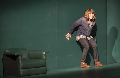A atriz Renata Sorrah em cena da peça 'Esta Criança' (Divulgação)