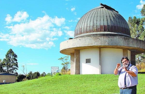 Astrônomo Julio Lobo, do Observatório Municipal Jean Nicolini, que junto com o Grupo Amigos do Céu promove hoje o projeto Astronomia na Praça: lua está em transição de crescente para cheia (22ago2012/AAN)