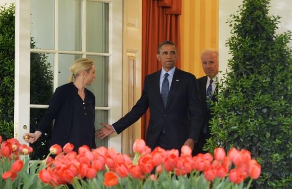 Barack Obama e o vice presidente americano Joe Biden caminham pelo jardim da Casa Branca, em Washington (France Press)