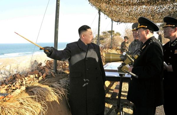 Kim Jong-un orienta oficiais norte-coreanos na fronteira com a Coreia do Sul (France Press)