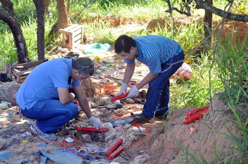 Policiais analisam material explosivo encontrado no meio do mato (Dominique Torquato/AAN)