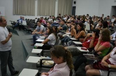 Palestras orientam estudantes sobre o mercado de trabalho (Divulgação)