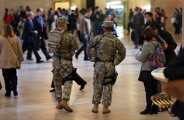 Soldados da Guarda Nacional norte-americana reforçam segurança de terminal central em Boston (France Press)