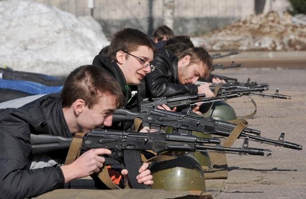 Recrutas russos miram utilizam metralhadoras em treinamento; armas químicas são destruídas (France Press)