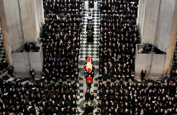 Caixão com o corpo de Margaret Thatcher chega à basílica perante convidados (France Press)