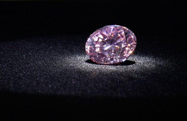 Diamante rosa é raro e foi leiloado por uma pequena fortuna (France Press)