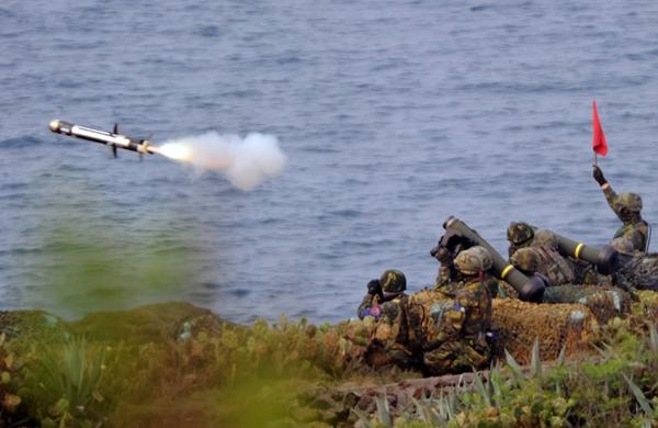 Soldados de Taiwan fazem treinamento com disparo de foguete no mar (France Press)