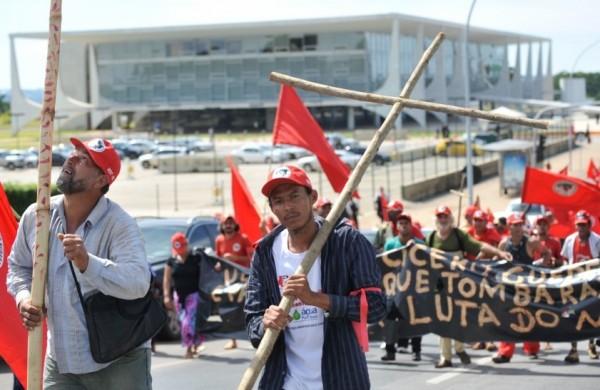 MST percorrem a Esplanada dos Ministérios e a Praça dos Três Poderes, em Brasília, pedindo o fim da impunidade no campo (Agência Brasil)