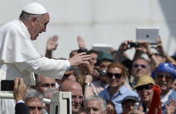 Papa Francisco acena para fieis no Vaticano (France PRess)