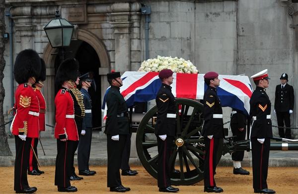 Soldados escoltam caixão com o corpo da ex-primeira-ministra britânica, Margaret Thatcher (France Press)